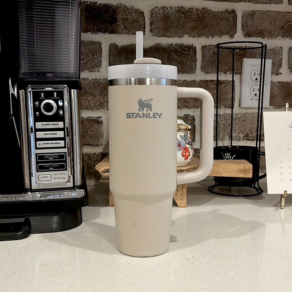 This is a 30 oz Stanley very durable pretty but has a tiny mark on it